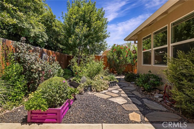 10 Harmony Park Circle, Chico CA: https://media.crmls.org/medias/440bcfcf-f35c-457e-83d5-5bed3a1b5f4a.jpg