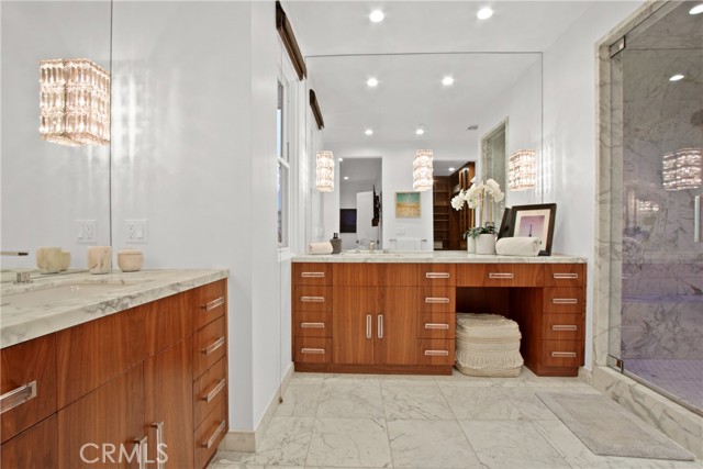 Main suite bathroom with double sink vanity