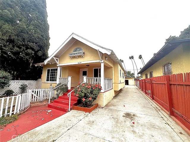 Detail Gallery Image 2 of 37 For 2129 30th W 30th, Los Angeles,  CA 90018 - 4 Beds | 1 Baths