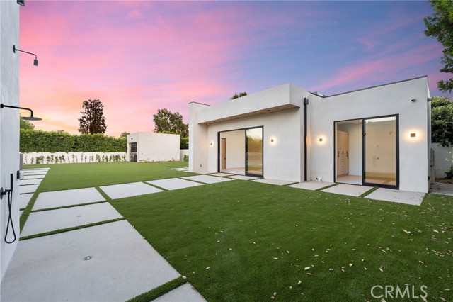 Detail Gallery Image 7 of 54 For 22924 Erwin St, Woodland Hills,  CA 91367 - 11 Beds | 9/2 Baths