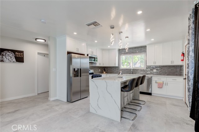 Detail Gallery Image 12 of 51 For 19847 Arminta St, Winnetka,  CA 91306 - 5 Beds | 3 Baths
