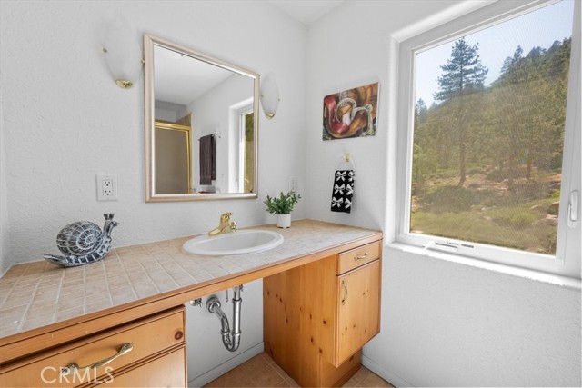 38512 North Shore Drive, Fawnskin CA: https://media.crmls.org/medias/441c6a82-c7b9-4e3f-adb7-b2f893fdc35d.jpg