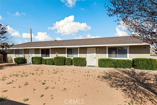 20705 Thunderbird Road, Apple Valley CA: https://media.crmls.org/medias/441c733e-6d3c-4294-8d12-c3195328ba8d.jpg