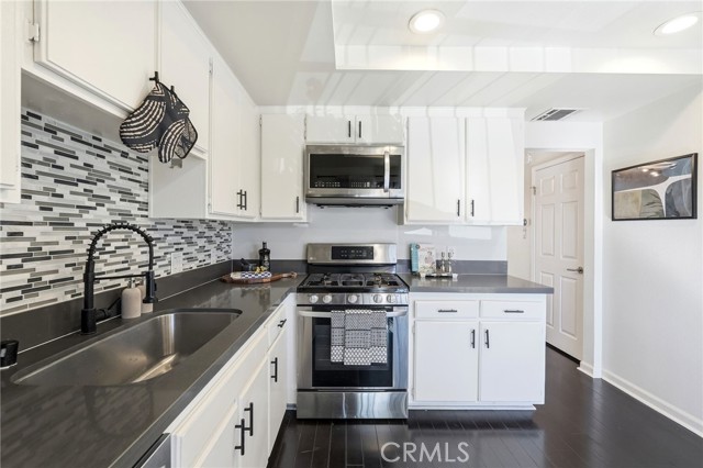 Detail Gallery Image 18 of 58 For 11127 La Maida #9,  North Hollywood,  CA 91601 - 3 Beds | 2/1 Baths