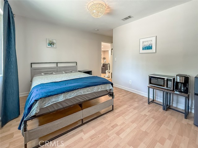 24017 Sylvan Street, Woodland Hills CA: https://media.crmls.org/medias/441e456b-b7c4-4578-ac2c-c666af723b10.jpg