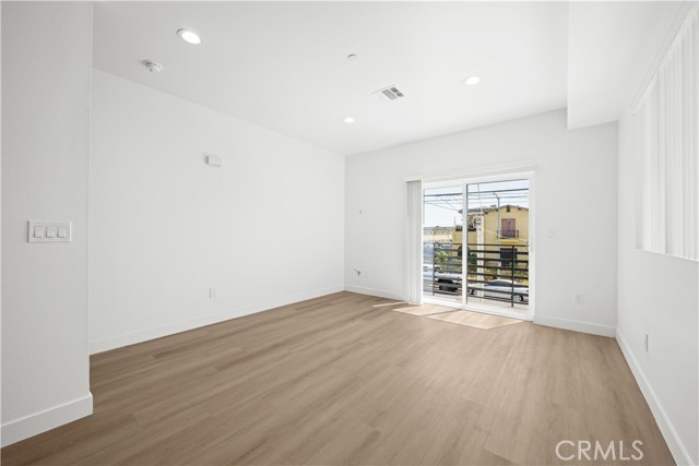 1039 W 43rd Street, Los Angeles CA: https://media.crmls.org/medias/441e7532-1efb-4a44-bf3e-47ce3826e96c.jpg
