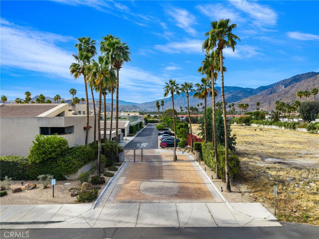 https://media.crmls.org/medias/441ec866-4464-4bbf-8387-addfc0197a4d.jpg?preset=X-Large