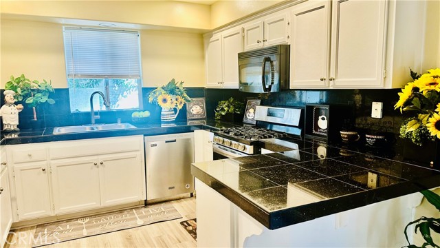Detail Gallery Image 16 of 45 For 18336 1/2 Keswick St, Reseda,  CA 91335 - 4 Beds | 3/1 Baths