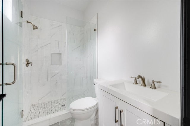 Detail Gallery Image 13 of 18 For 8806 Enfield Ave, Northridge,  CA 91325 - 2 Beds | 2/1 Baths