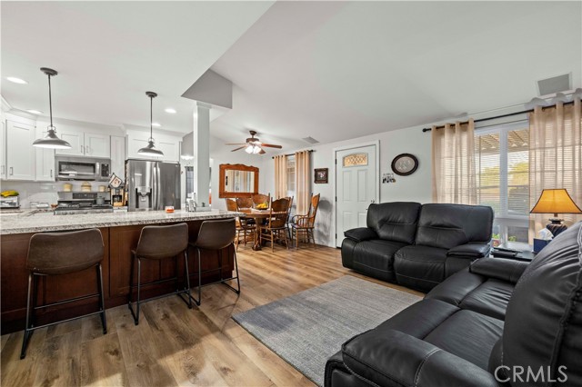 Detail Gallery Image 3 of 41 For 19160 Avenue of the Oaks #B,  Newhall,  CA 91321 - 2 Beds | 1 Baths