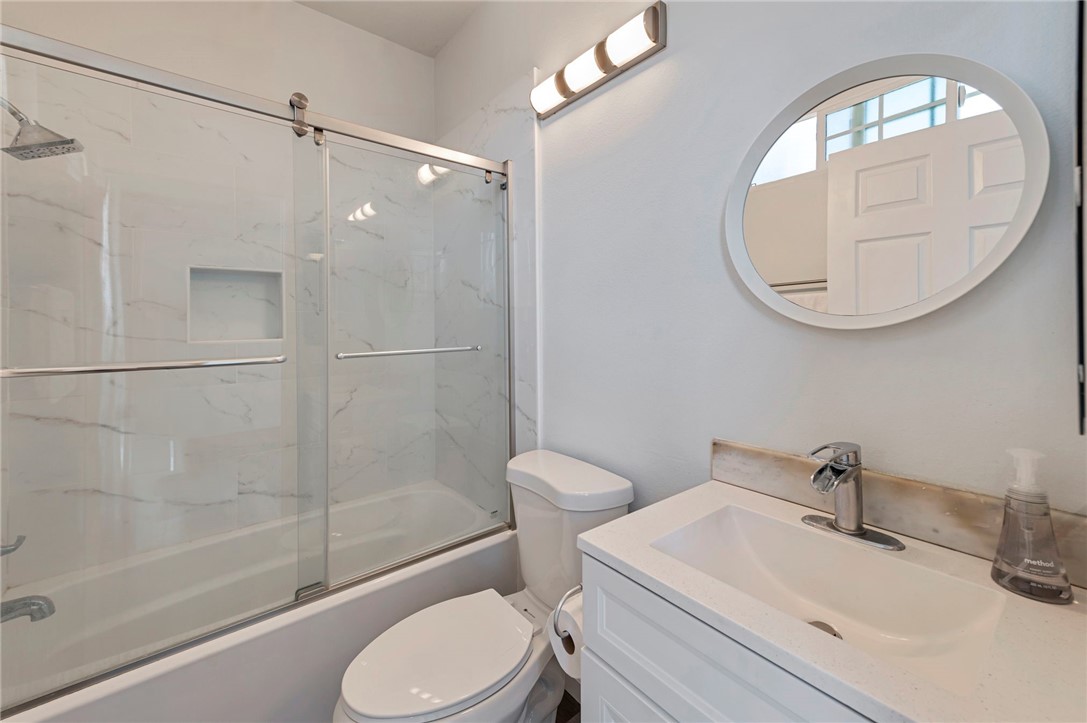 Detail Gallery Image 13 of 21 For 5051 Rosewood Ave #205,  Los Angeles,  CA 90004 - 2 Beds | 2 Baths