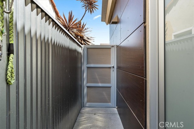 29 W Neapolitan Lane, Long Beach CA: https://media.crmls.org/medias/44256256-2276-45a7-bfa1-5d37e0a77ad8.jpg