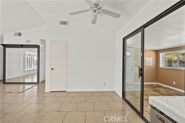 529 Hilltop, Palmdale CA: https://media.crmls.org/medias/44258f21-6202-435c-9d71-f71d0934ca32.jpg