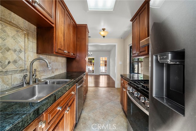 22232 Buena Ventura St, Woodland Hills CA: https://media.crmls.org/medias/4429a31c-c052-4b35-acbe-4162c404cd38.jpg