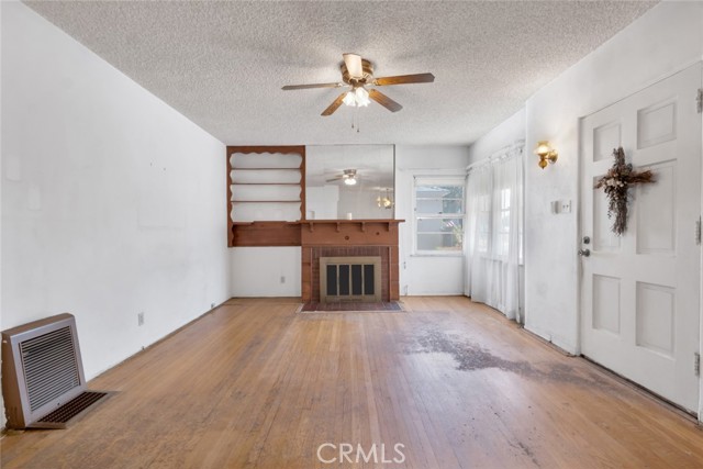 6252 Camellia Avenue, North Hollywood CA: https://media.crmls.org/medias/4429b83c-c1d3-45e2-82cb-0399252703b6.jpg