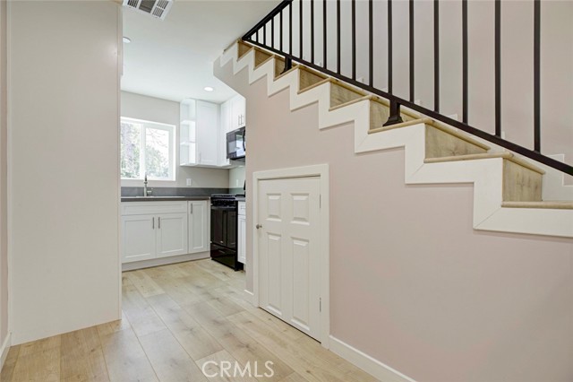 Detail Gallery Image 7 of 25 For 15557 Wyandotte St, Van Nuys,  CA 91406 - 3 Beds | 2 Baths