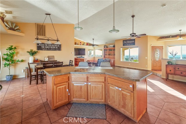 Detail Gallery Image 13 of 43 For 23053 Roundup Way, Apple Valley,  CA 92308 - 3 Beds | 2/1 Baths