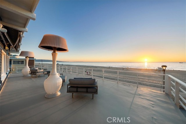 1000 The Strand, Manhattan Beach CA: https://media.crmls.org/medias/44319466-f03e-46a3-b02f-09da7cd26672.jpg