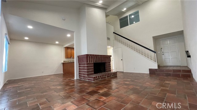 Detail Gallery Image 3 of 11 For 809 Creekside Dr #35,  Fullerton,  CA 92833 - 2 Beds | 2/1 Baths
