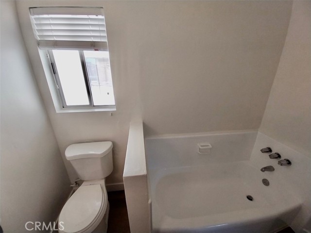 Detail Gallery Image 10 of 13 For 11523 Menlo Ave #E,  Hawthorne,  CA 90250 - 1 Beds | 1 Baths