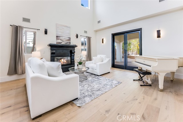 23123 Oxnard Street, Woodland Hills CA: https://media.crmls.org/medias/44377816-38da-4227-93f5-ab3492f134fe.jpg