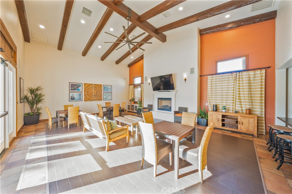 https://media.crmls.org/medias/44383325-9a4e-4c8a-b56f-555bc6dbd639.jpg?preset=X-Large