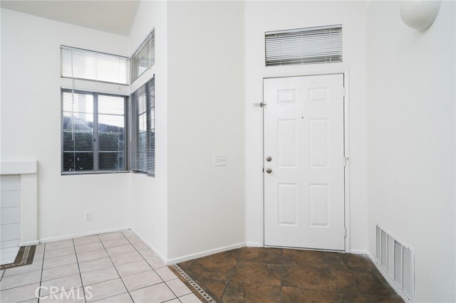 Detail Gallery Image 3 of 31 For 15642 Coventry Ln, Fontana,  CA 92337 - 3 Beds | 2/1 Baths