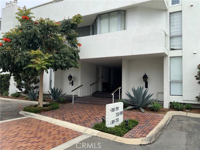 737 Avocado Avenue, Corona del Mar CA: https://media.crmls.org/medias/443853f1-12ad-49c3-91ff-14a9fe840958.jpg
