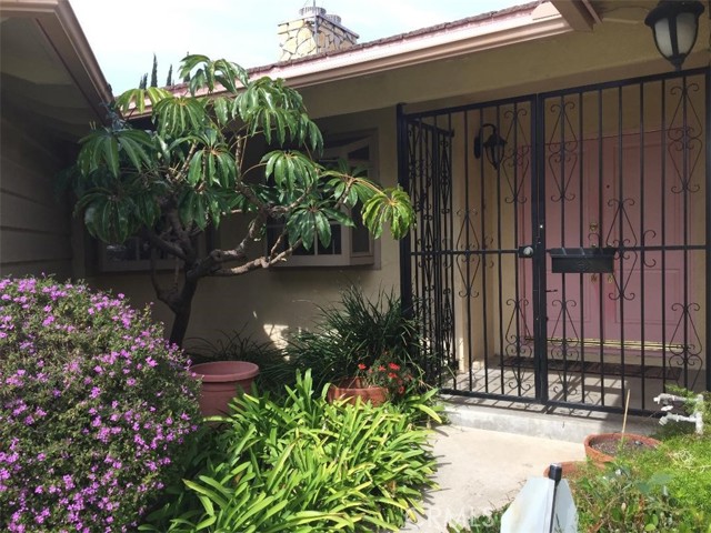 23439 Clarendon Street, Woodland Hills CA: https://media.crmls.org/medias/443c8958-b2b7-43d4-9b06-7286cbdaf31c.jpg