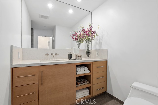 930 3rd Street, Santa Monica CA: https://media.crmls.org/medias/4441d601-65b4-4727-bbf6-a76e68ef573a.jpg