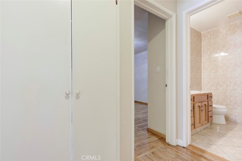 https://media.crmls.org/medias/44428127-e8d5-4eef-b22f-ed96e611f1b4.jpg?preset=X-Large