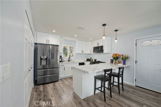 Detail Gallery Image 22 of 52 For 13608 Bassett St, Valley Glen,  CA 91405 - 6 Beds | 4 Baths