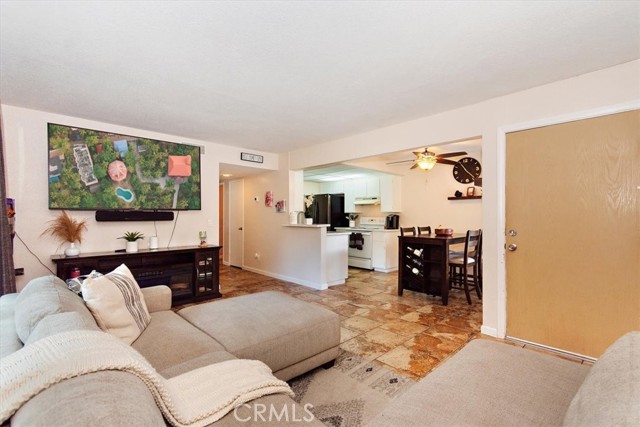 Detail Gallery Image 6 of 31 For 1555 Border Ave #B,  Corona,  CA 92882 - 2 Beds | 1 Baths