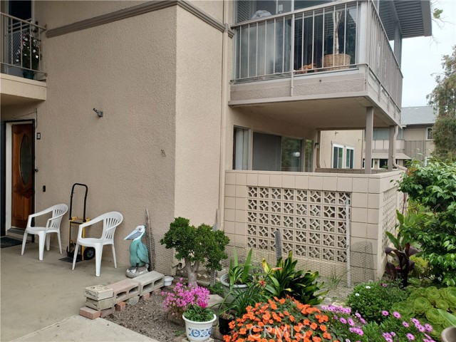 Detail Gallery Image 2 of 11 For 1980 Mckinney Way 13h,  Seal Beach,  CA 90740 - 2 Beds | 2 Baths