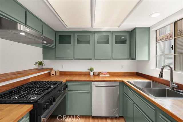 Detail Gallery Image 8 of 27 For 305 E Valencia Ave #E,  Burbank,  CA 91502 - 2 Beds | 2/1 Baths