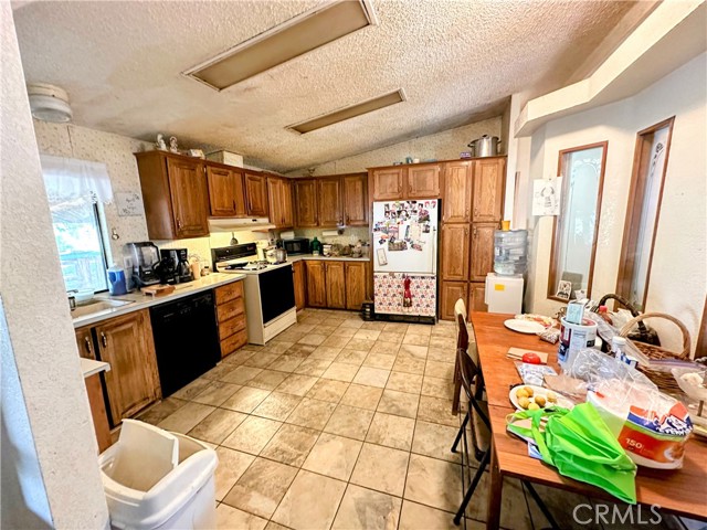Detail Gallery Image 11 of 35 For 2400 Mary Ellen St, Bakersfield,  CA 93307 - 3 Beds | 2 Baths