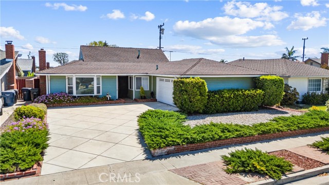 Detail Gallery Image 1 of 28 For 15762 Plymouth Lane, Huntington Beach,  CA 92647 - 5 Beds | 2 Baths