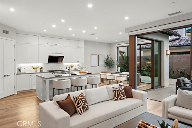 Detail Gallery Image 12 of 45 For 101 Artista, Irvine,  CA 92602 - 4 Beds | 4 Baths