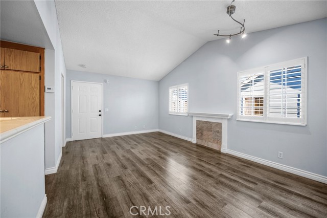 Detail Gallery Image 7 of 19 For 7025 Glade Ave #11,  Canoga Park,  CA 91303 - 2 Beds | 2 Baths