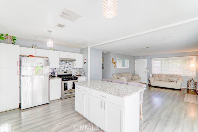 Detail Gallery Image 11 of 28 For 17152 Schollview Ave, Palmdale,  CA 93591 - 4 Beds | 2 Baths