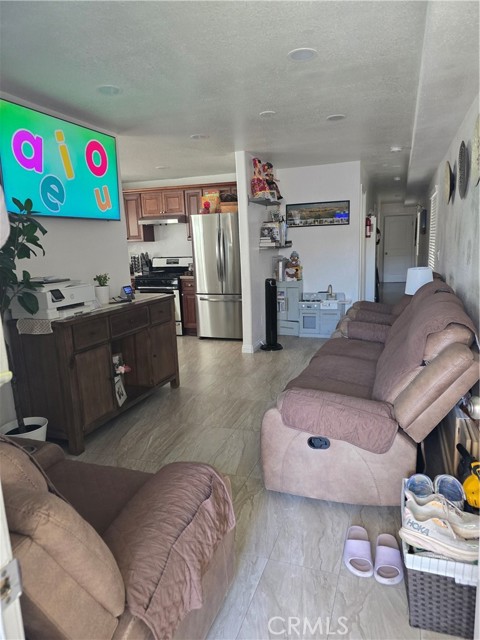 Detail Gallery Image 3 of 21 For 10407 Lou Dillon, Los Angeles,  CA 90002 - 6 Beds | 4 Baths