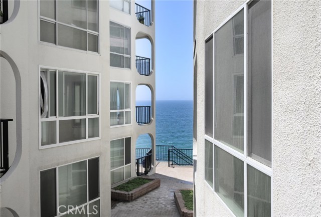 565 Esplanade, Redondo Beach, California 90277, 1 Bedroom Bedrooms, ,Residential,Sold,Esplanade,SB21248131