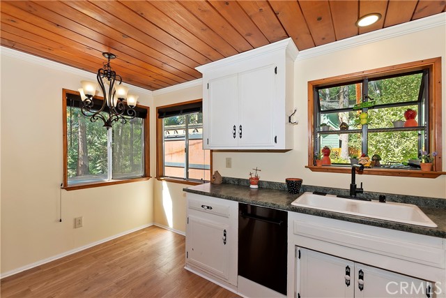 Detail Gallery Image 10 of 40 For 863 Oak Rd, Lake Arrowhead,  CA 92386 - 3 Beds | 2 Baths