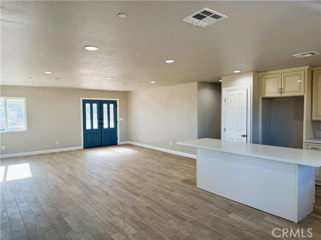 Detail Gallery Image 4 of 14 For 8401 Eucalyptus Ave, California City,  CA 93505 - 4 Beds | 2 Baths