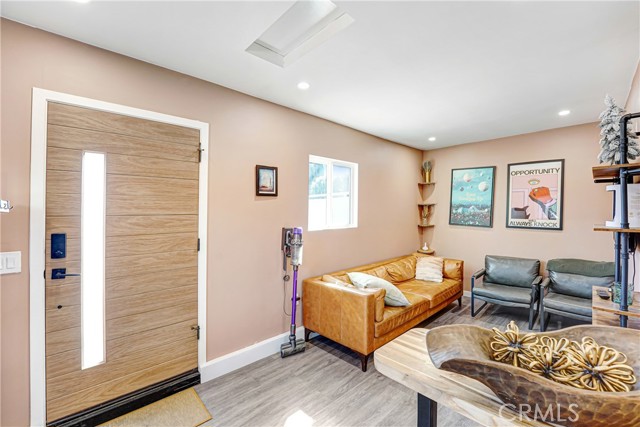 Detail Gallery Image 4 of 10 For 14828 Saticoy #B,  Van Nuys,  CA 91405 - 1 Beds | 1 Baths