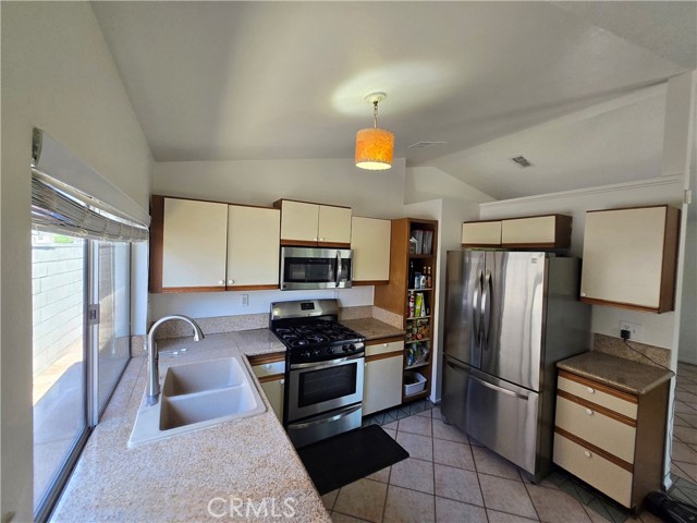 Detail Gallery Image 3 of 20 For 13241 Oak Dell St, Moreno Valley,  CA 92553 - 2 Beds | 2 Baths