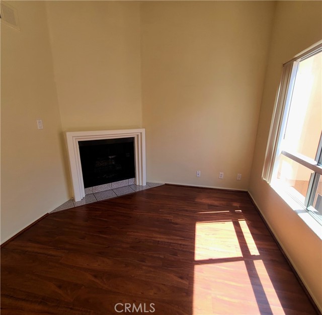 Detail Gallery Image 5 of 26 For 5060 Kester Ave #211,  Sherman Oaks,  CA 91403 - 2 Beds | 2 Baths
