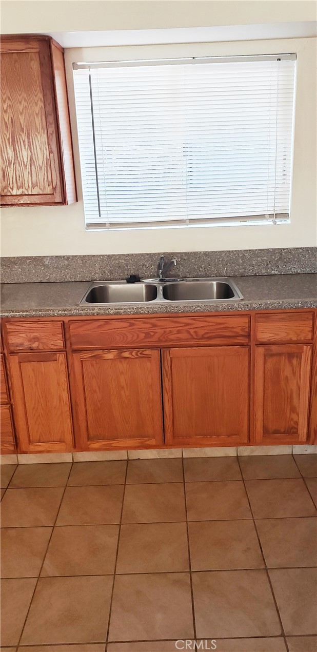 517 Lincoln Avenue, Bakersfield CA: https://media.crmls.org/medias/4461ec0c-79a7-424d-a253-2cb5b646f607.jpg