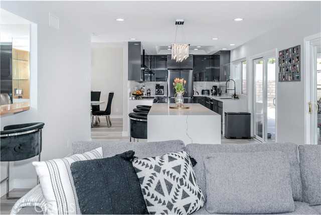 10670 Deering Avenue, Chatsworth CA: https://media.crmls.org/medias/4462ecb9-de61-445c-b93a-522209443dc7.jpg