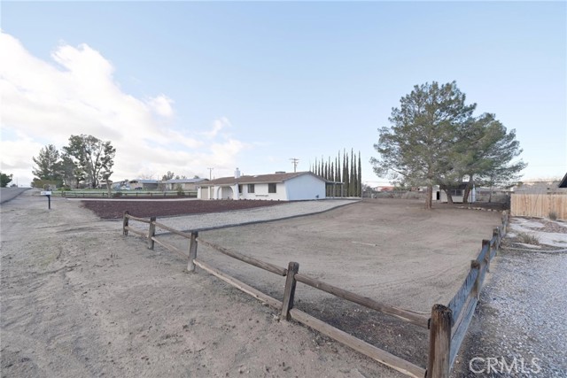 Detail Gallery Image 2 of 33 For 15650 Pohez, Apple Valley,  CA 92307 - 4 Beds | 2 Baths